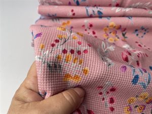 Vaffelvævet - skønne blomster på mørk rosa bund